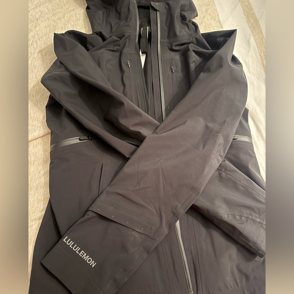 Lululemon women’s rain jacket